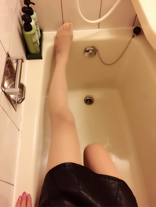岛国的浴缸''''真的只能放下一条腿_来自腿腿冲出二次元的自拍私房照分享