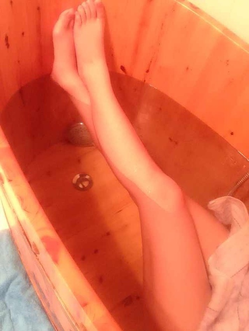 晒，我在木桶裡洗澡澡～_来自茹初見的自拍私房照分享