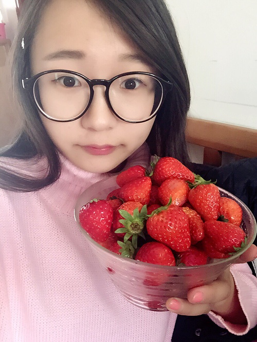 一百颗草莓我吃九十九颗 一颗送你啦~ haha_来自11111的自拍私房照分享
