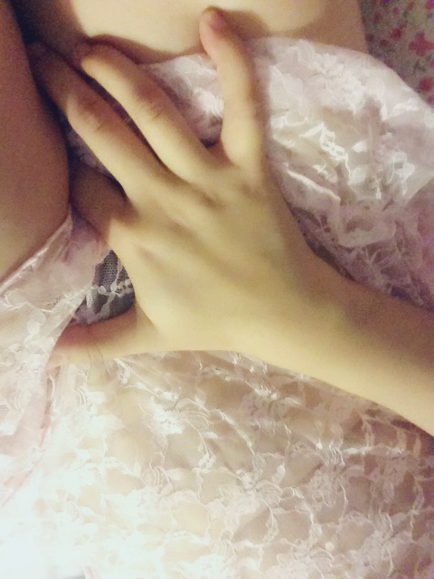 姐们送了件蕾丝睡裙给我 试完了被自己诱惑到不行了...(图4)_来自喵喵的自拍私房照分享