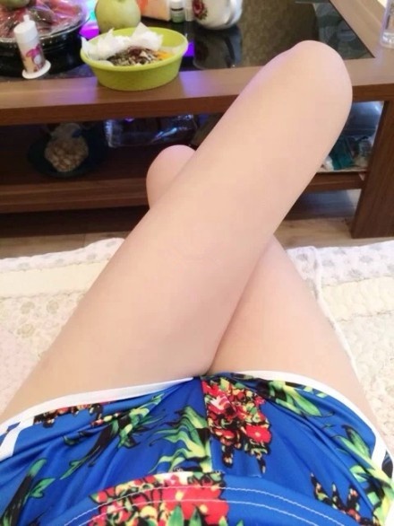 【晒】姐姐晒腿，好喜欢这个裙子_来自柳之飘零的自拍私房照分享