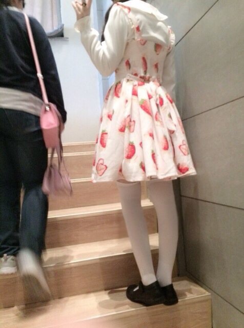 【晒】高中小女生的草莓连衣裙(图3)_来自小西柚的自拍私房照分享