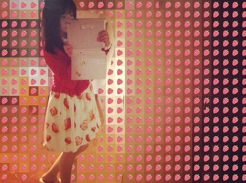 只是想晒晒自己的草莓小裙子(图2)_来自小西柚的自拍私房照分享