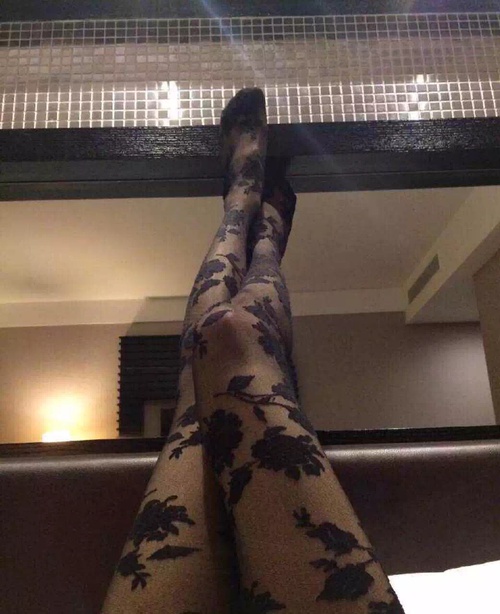 【晒】花纹黑丝腿(图2)_来自梦姑娘的自拍私房照分享