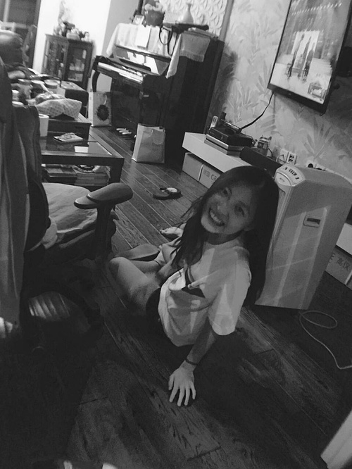 【晒】晚上发笑容是不是有点可怕呐_来自Sssandra的自拍私房照分享